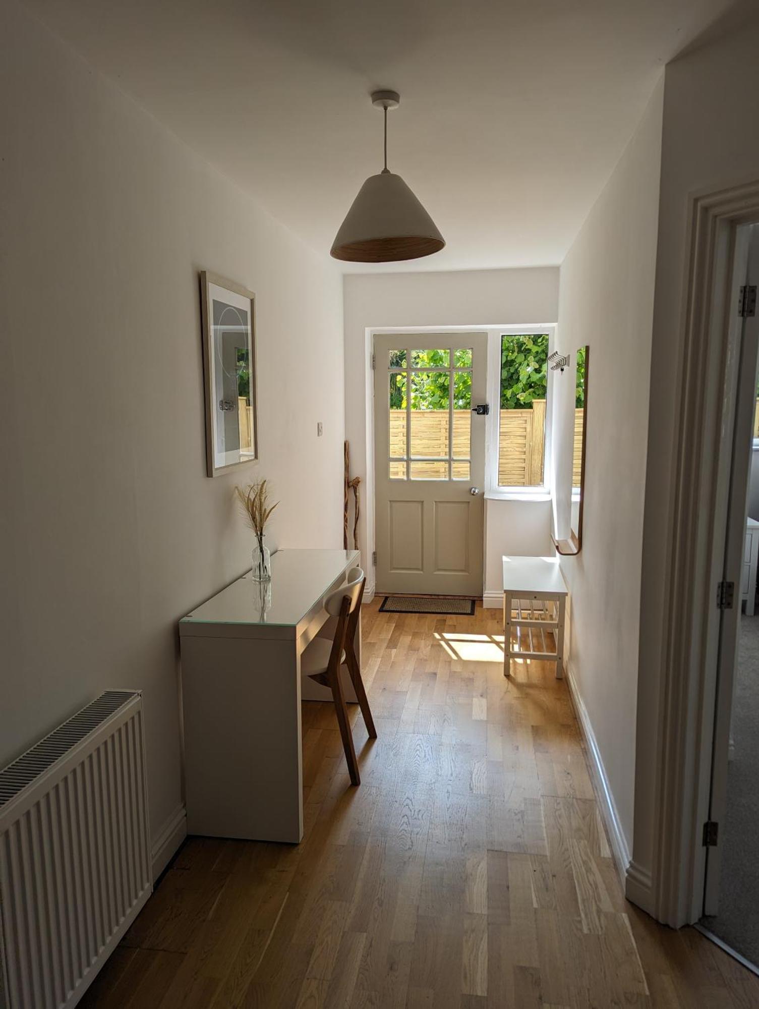 Peaceful Glastonbury Bungalow - Ideally Located Экстерьер фото